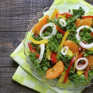 Salad with curly kale, paprika, mandarin and onions