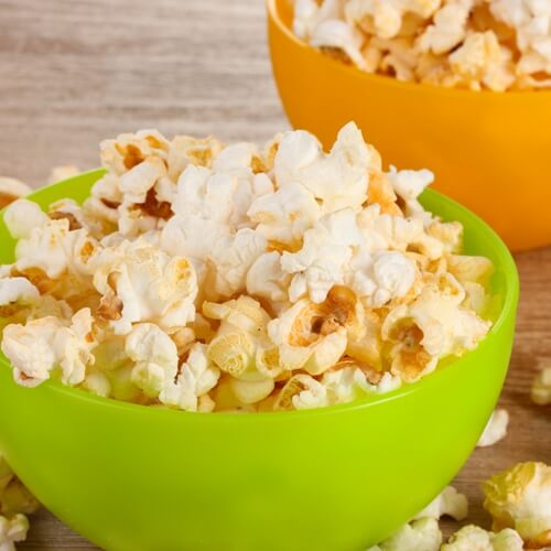 Fluffy popcorn is all about the choice of oil and pan.